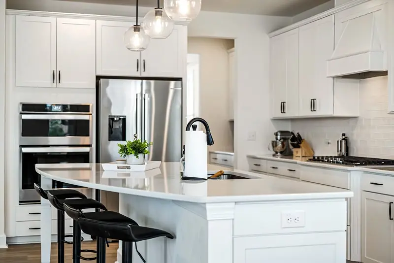 Kitchen remodel with island seating by Findlay Quality